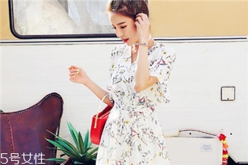 荷葉邊連衣裙怎么搭配？荷葉邊連衣裙搭配圖片