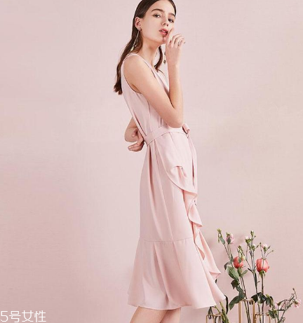 荷葉邊連衣裙怎么搭配？荷葉邊連衣裙搭配圖片