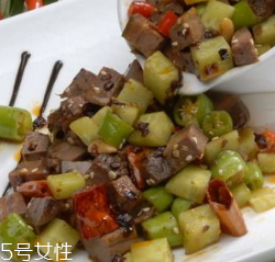 豬心能治心臟病嗎？豬心可以治心臟?。?></p><h3>豬心和什么一起炒好吃</h3><p>青椒炒豬心原料：青椒一只、豬心一只。調(diào)料：鹽、醬油、味精、糖、酒、淀粉、姜片、蒜末。</p><p>1、鍋上火加熱，加入適量油，油略熱，加入青椒塊煸炒，片刻后盛出；</p><p>2、余油加入姜片、蒜末爆香；</p><p>3、加入腌過的豬心煸炒；</p><p>4、豬心變色后，加入青椒塊一起煸炒；</p><p>5、加入味精適量，淋上水淀粉，收汁，撒上適量白胡椒粉，淋上麻油，關(guān)火盛出即可。</p>		</div>
<div align=