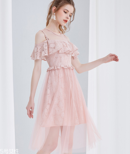 露肩連衣裙怎么搭配？露肩連衣裙搭配圖片