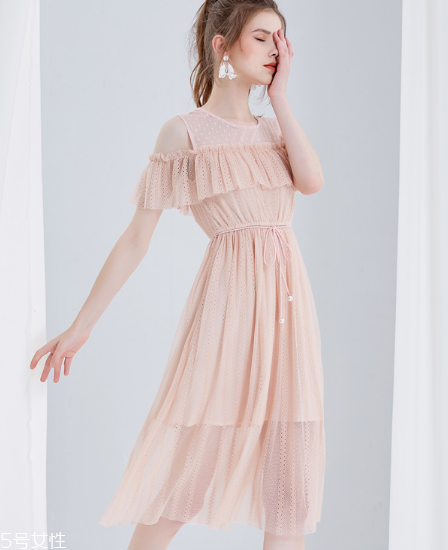 露肩連衣裙怎么搭配？露肩連衣裙搭配圖片