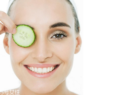 黃瓜敷臉能祛眼袋嗎？黃瓜敷臉有祛眼袋效果嗎？
