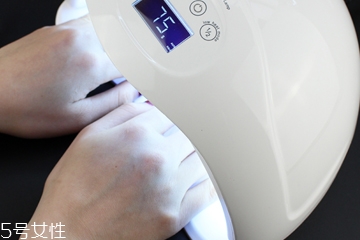 美甲燈會把手照黑嗎？美甲燈之前要涂防曬霜嗎？