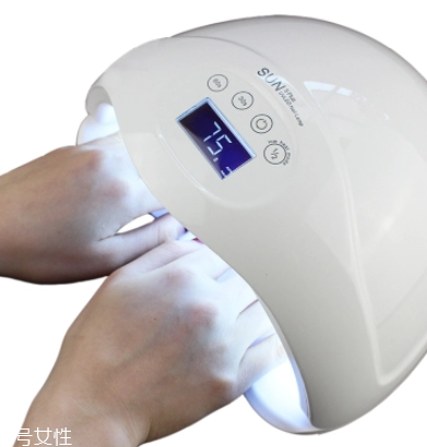 美甲燈會把手照黑嗎？美甲燈之前要涂防曬霜嗎？