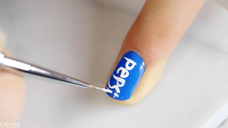 世界杯可樂(lè)美甲怎么做？世界杯主題可樂(lè)美甲教程