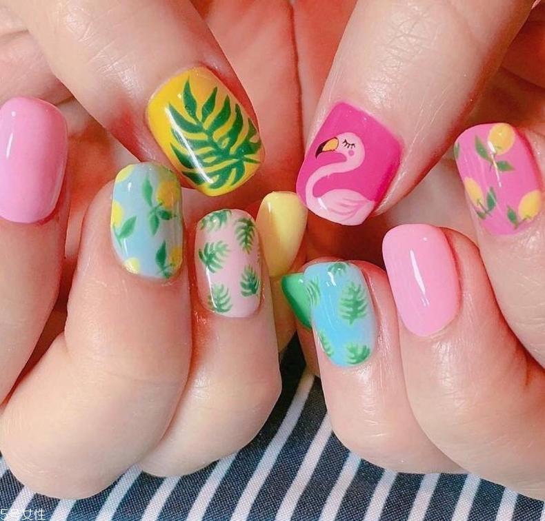 夏日火烈鳥美甲圖片 迷幻風火烈鳥美甲圖案 夏日火烈鳥美甲圖片 迷幻風火烈鳥美甲圖案