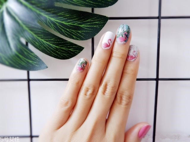 夏日火烈鳥美甲圖片 迷幻風火烈鳥美甲圖案 夏日火烈鳥美甲圖片 迷幻風火烈鳥美甲圖案