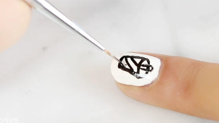 世界杯可樂(lè)美甲怎么做？世界杯主題可樂(lè)美甲教程