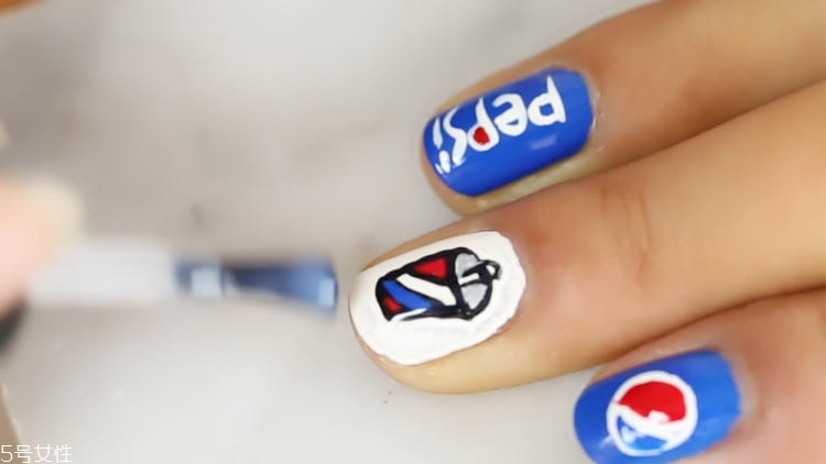 世界杯可樂(lè)美甲怎么做？世界杯主題可樂(lè)美甲教程