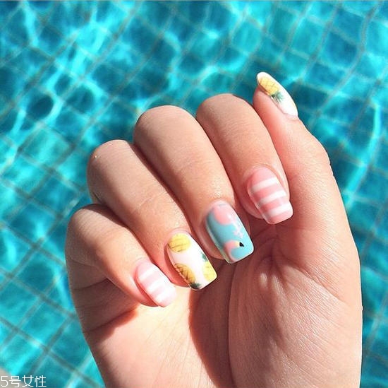 夏日火烈鳥美甲圖片 迷幻風火烈鳥美甲圖案 夏日火烈鳥美甲圖片 迷幻風火烈鳥美甲圖案