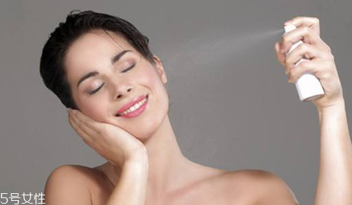 補水噴霧怎么定妝不花妝？補水噴霧的隱藏功能介紹