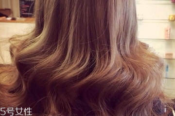 燙發(fā)后怎么打理卷發(fā)？剛燙的卷發(fā)如何打理？