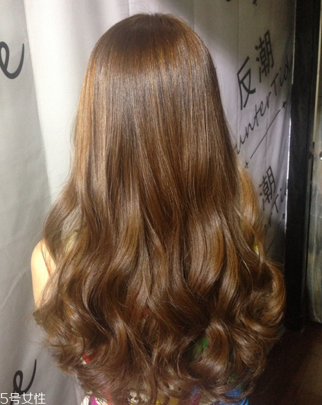 燙發(fā)后怎么打理卷發(fā)？剛燙的卷發(fā)如何打理？