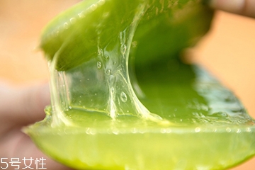 蘆薈水可以當(dāng)爽膚水用嗎？