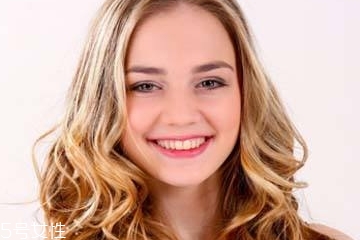 燙發(fā)是冷燙好還是熱燙好？冷燙和熱燙哪個更自然？