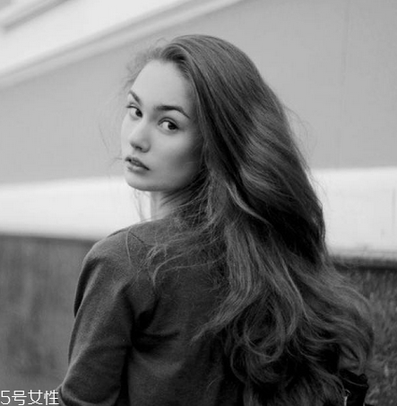 燙發(fā)是冷燙好還是熱燙好？冷燙和熱燙哪個(gè)更自然？