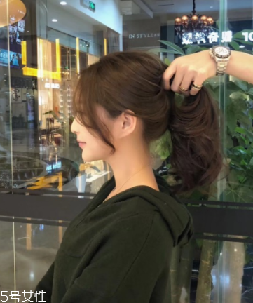 燙發(fā)是冷燙好還是熱燙好？冷燙和熱燙哪個(gè)更自然？