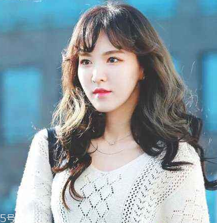 燙發(fā)能拉直嗎？燙發(fā)變直的方法