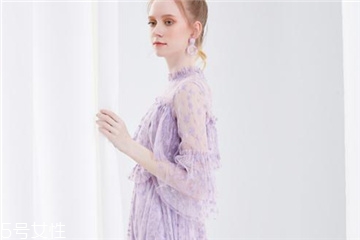 紫色連衣裙怎么搭配？輕松駕馭流行色