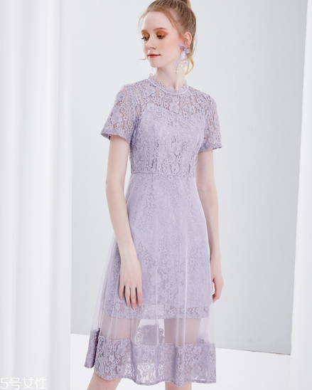 紫色連衣裙怎么搭配？輕松駕馭流行色