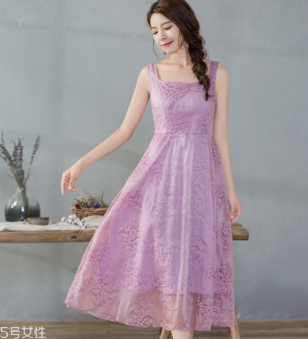 紫色連衣裙怎么搭配？輕松駕馭流行色