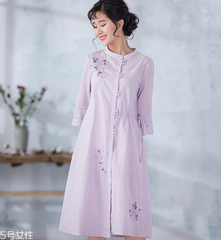 紫色連衣裙怎么搭配？輕松駕馭流行色