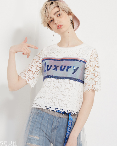 什么顏色衣服顯皮膚白？這樣穿白成一道光