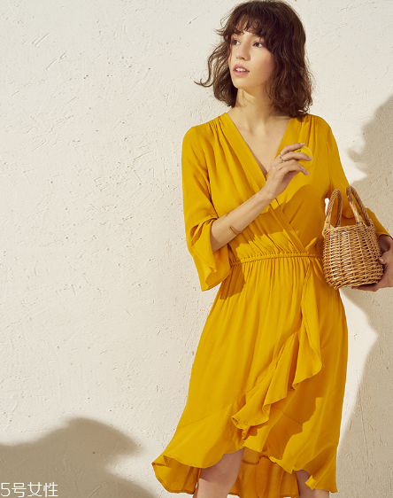 什么顏色衣服顯皮膚白？這樣穿白成一道光