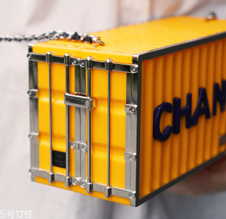 chanel集裝箱多少錢？香奈兒集裝箱包包正品價格
