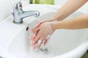 手比臉白是什么原因？手比臉白怎么回事？