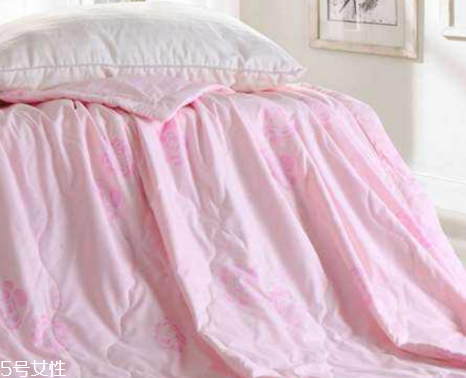 空調(diào)被可以用洗衣機(jī)洗嗎？要看不同材質(zhì)