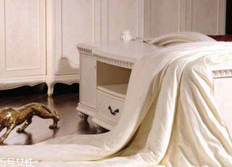 空調(diào)被可以用洗衣機(jī)洗嗎？要看不同材質(zhì)