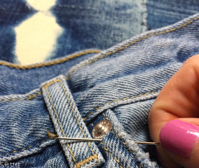 舊牛仔褲怎么改好看？只需幾步立馬變身時(shí)尚褲子