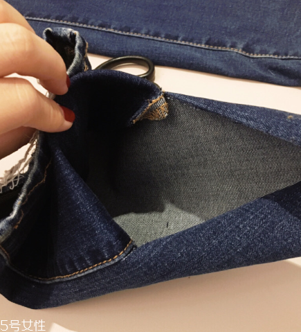 舊牛仔褲怎么改好看？只需幾步立馬變身時(shí)尚褲子