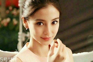 染發(fā)會使頭發(fā)變白嗎？頭發(fā)變白不是染發(fā)的鍋