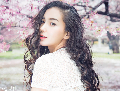 染發(fā)會使頭發(fā)變白嗎？頭發(fā)變白不是染發(fā)的鍋