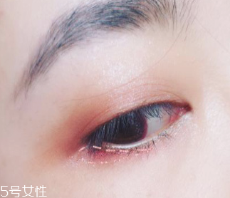 下眼影怎么畫顯眼睛大？眼睛變大2倍的下眼影畫法