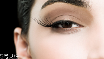 下眼影怎么畫顯眼睛大？眼睛變大2倍的下眼影畫法