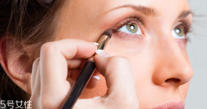 下眼影怎么畫顯眼睛大？眼睛變大2倍的下眼影畫法