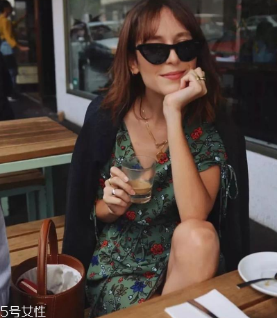 什么樣的碎花裙好看？三招選到最適合的