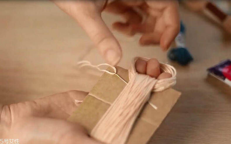 手工項鏈怎么做？彩色毛線編文藝范項鏈