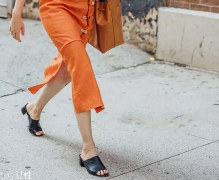 平底拖鞋怎么搭配 給腳放松一下 平底拖鞋怎么搭配 給腳放松一下