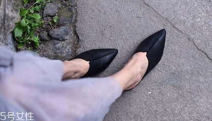 平底拖鞋怎么搭配 給腳放松一下 平底拖鞋怎么搭配 給腳放松一下