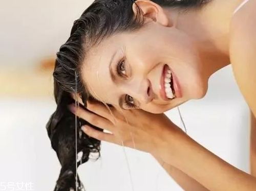 護(hù)發(fā)素在頭上停留多久最好 護(hù)發(fā)素在頭上停留多久最好