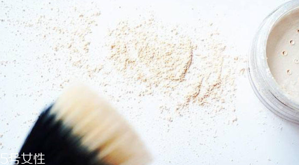 藍(lán)色散粉適合什么膚色 提亮膚色好幫手 藍(lán)色散粉適合什么膚色 提亮膚色好幫手