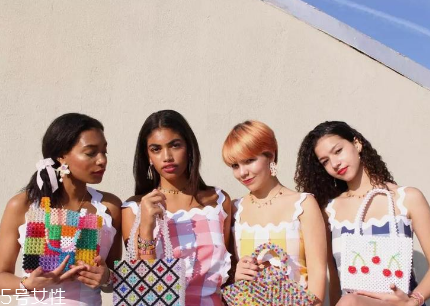 夏天出去玩背什么包 這些包包為夏天而生 夏天出去玩背什么包 這些包包為夏天而生