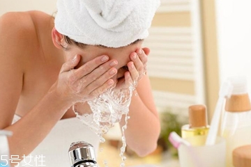 油皮長痘用什么洗面奶 油皮護臉指南快收好