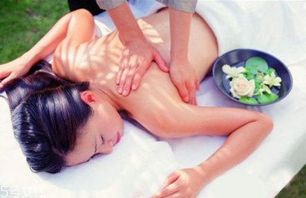 精油開背的功效 讓你恢復(fù)肌膚彈性 精油開背的功效 讓你恢復(fù)肌膚彈性