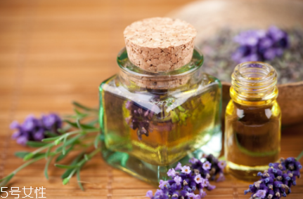 薰衣草精油白天可以用嗎 注意這些精油不能白天用 薰衣草精油白天可以用嗎 注意這些精油不能白天用
