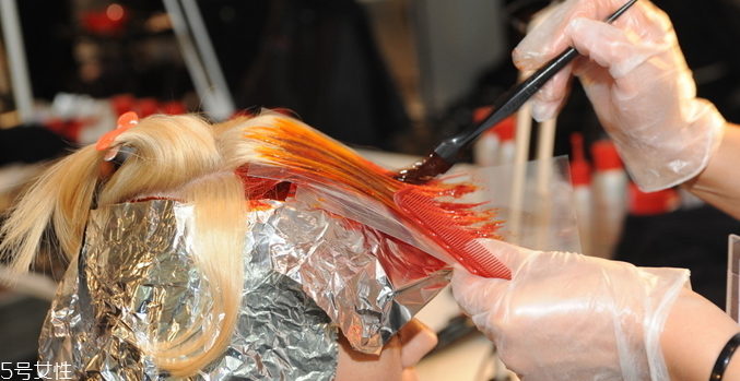 黑茶色染發(fā)劑怎么調 在家染發(fā)3步走